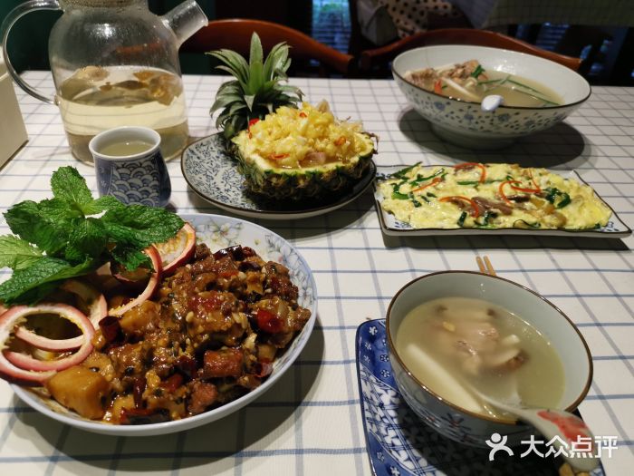 在湖边私厨小馆菠萝盅无骨凤爪图片