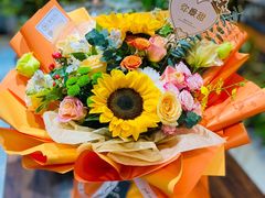 -何兮花店·气球派对鲜花店(马桥银春路万科城店)
