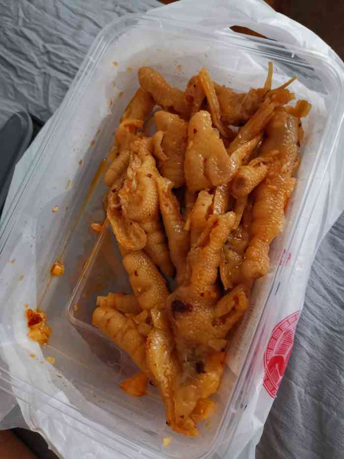 这家店真的走了好久才到～买了她家的招牌鸡爪～两种口味,泡脚蒜香脱