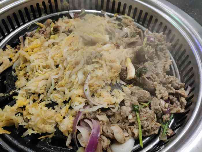 和平常吃的烤肉不同,这家叫,炒菜…不叫烤肉更合适