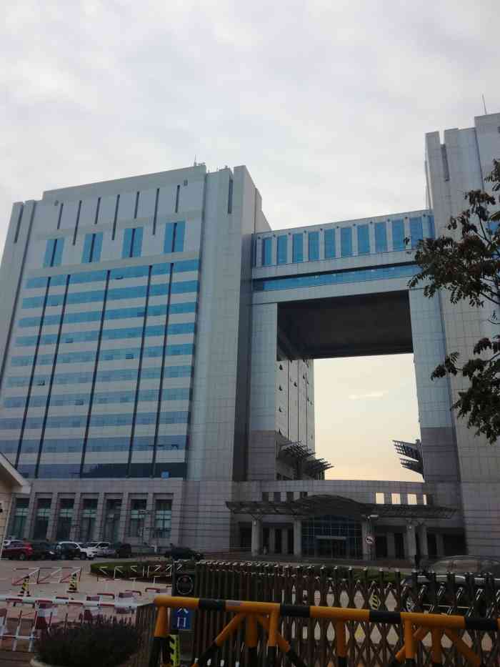 崂山区政府分为东塔楼和西塔楼.进出管理比-大众点评