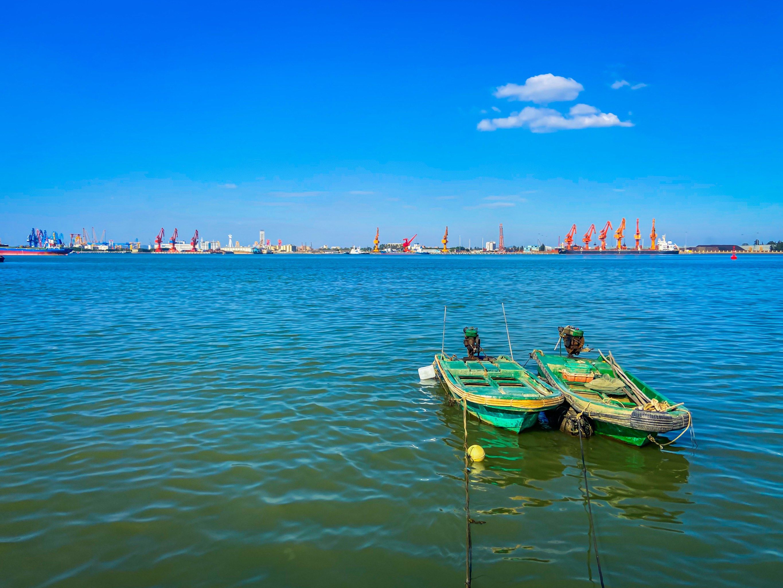 小船儿轻轻,海风轻轻吹