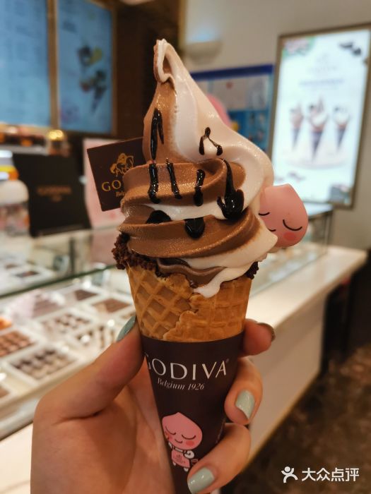 巧克力拼白桃双色冰激凌