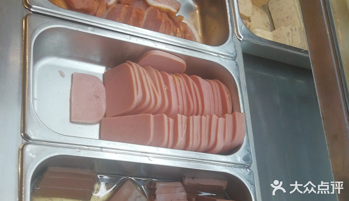 这家店是开在日月光地铁站出口处