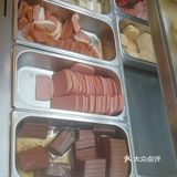 这家店是开在日月光地铁站出口处
