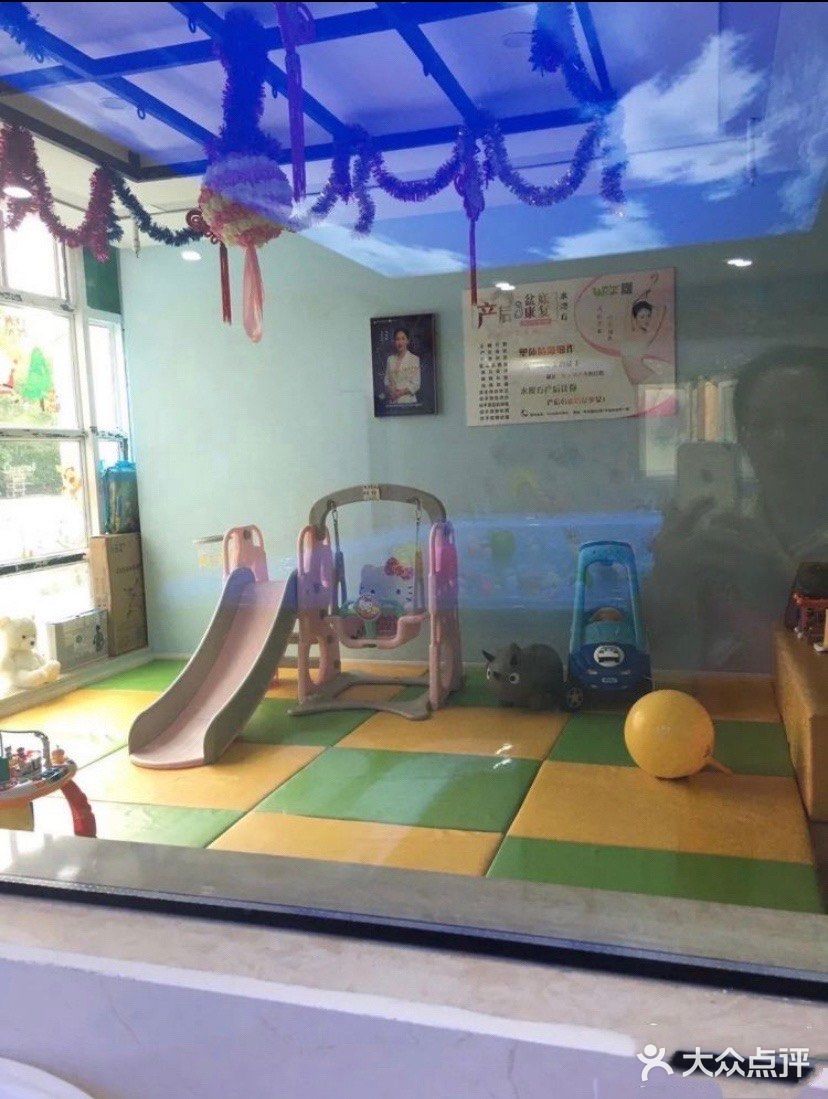 小宝宝六一打卡水魔方婴幼儿游泳馆