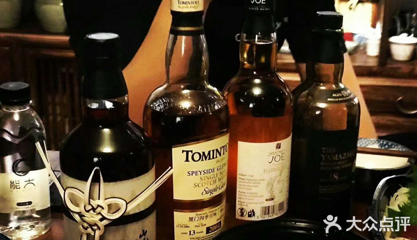 这是一款为三得利创立100周年而上市的威士忌