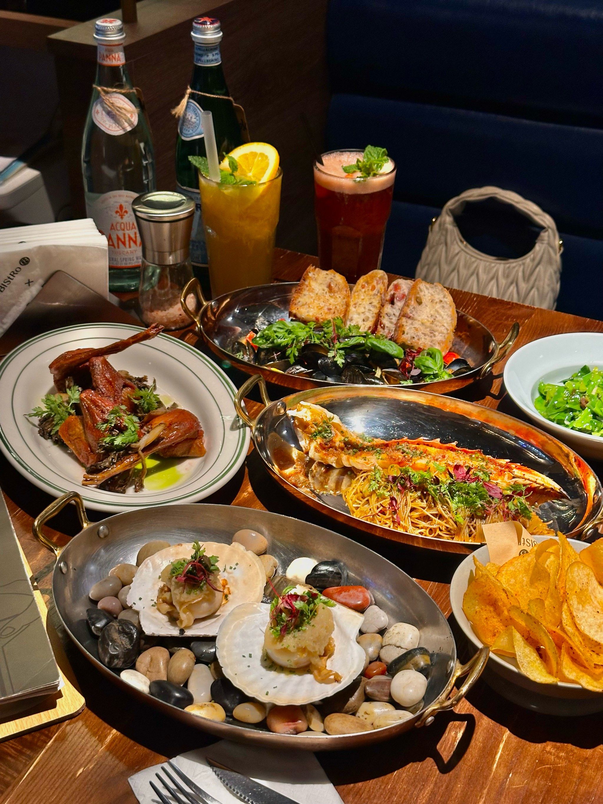 在绿植环绕氛围感的餐厅吃漂亮饭