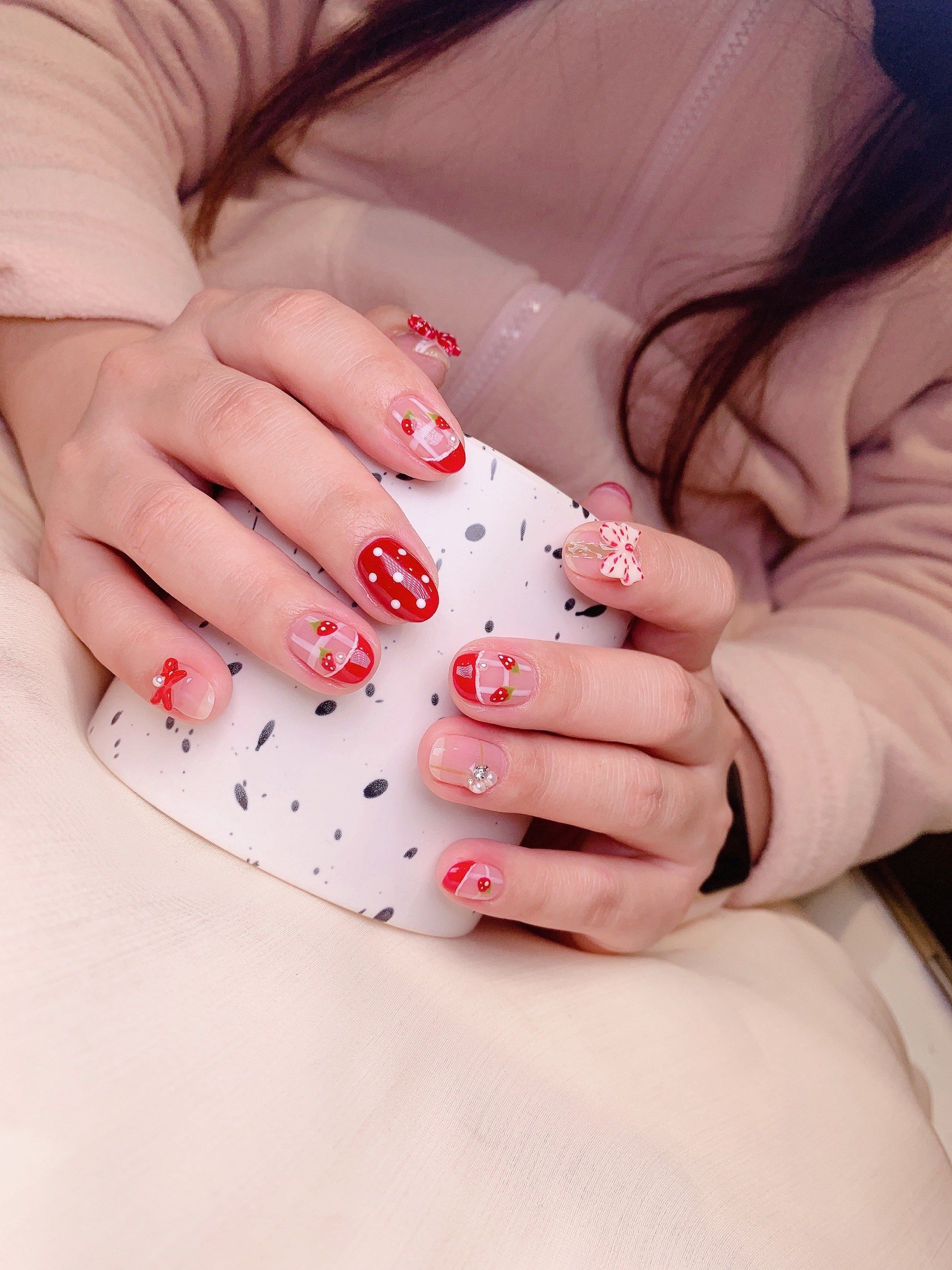 草莓蝴蝶结美甲