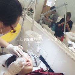 装修一新的平萍纹绣韩式定妆，萍萍正在操作隐形美瞳线-平萍纹绣韩式半永久定妆