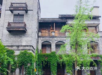 图一的三楼就是我们的房间，图二是看出来的景色