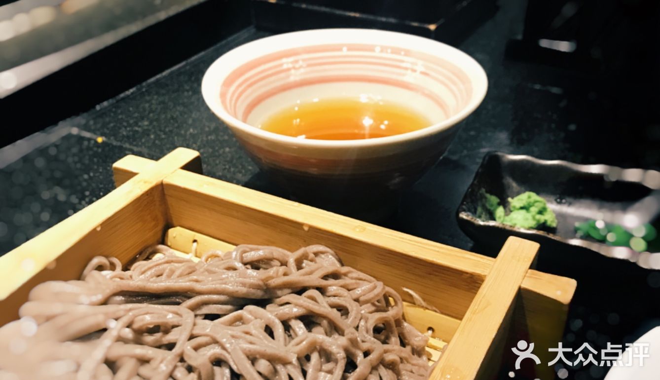 荞麦面的水顺着笼屉沿着桌面一路滴在地上
