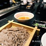 荞麦面的水顺着笼屉沿着桌面一路滴在地上