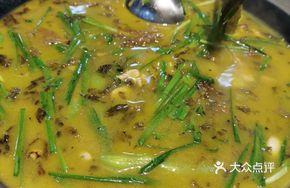 Potato and Old Pickled Vegetable Sliding Meat Soup