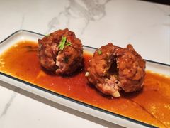 鸭蛋黄狮子头-梅飞酒家(名辉豪庭店)