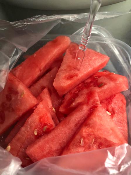 鲜丰水果(苗圃路店)-"医院看好出来看到有切好的盒装西瓜91卖!