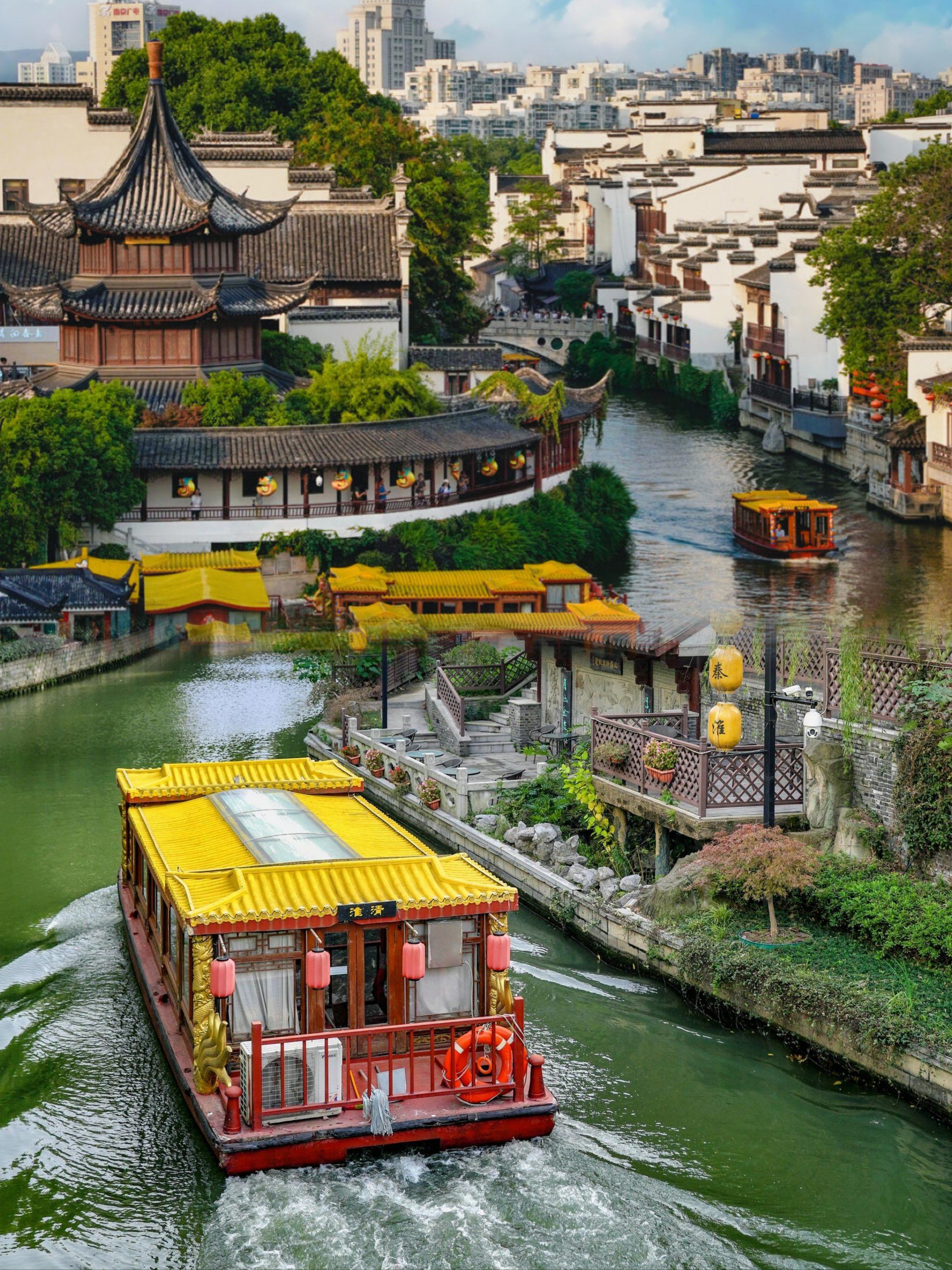 位置: 夫子庙位于南京市秦淮区,是南京最著名的旅游景点之一