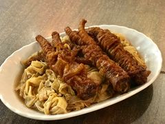 焖凤爪与腐竹-松發肉骨茶(先得坊店)