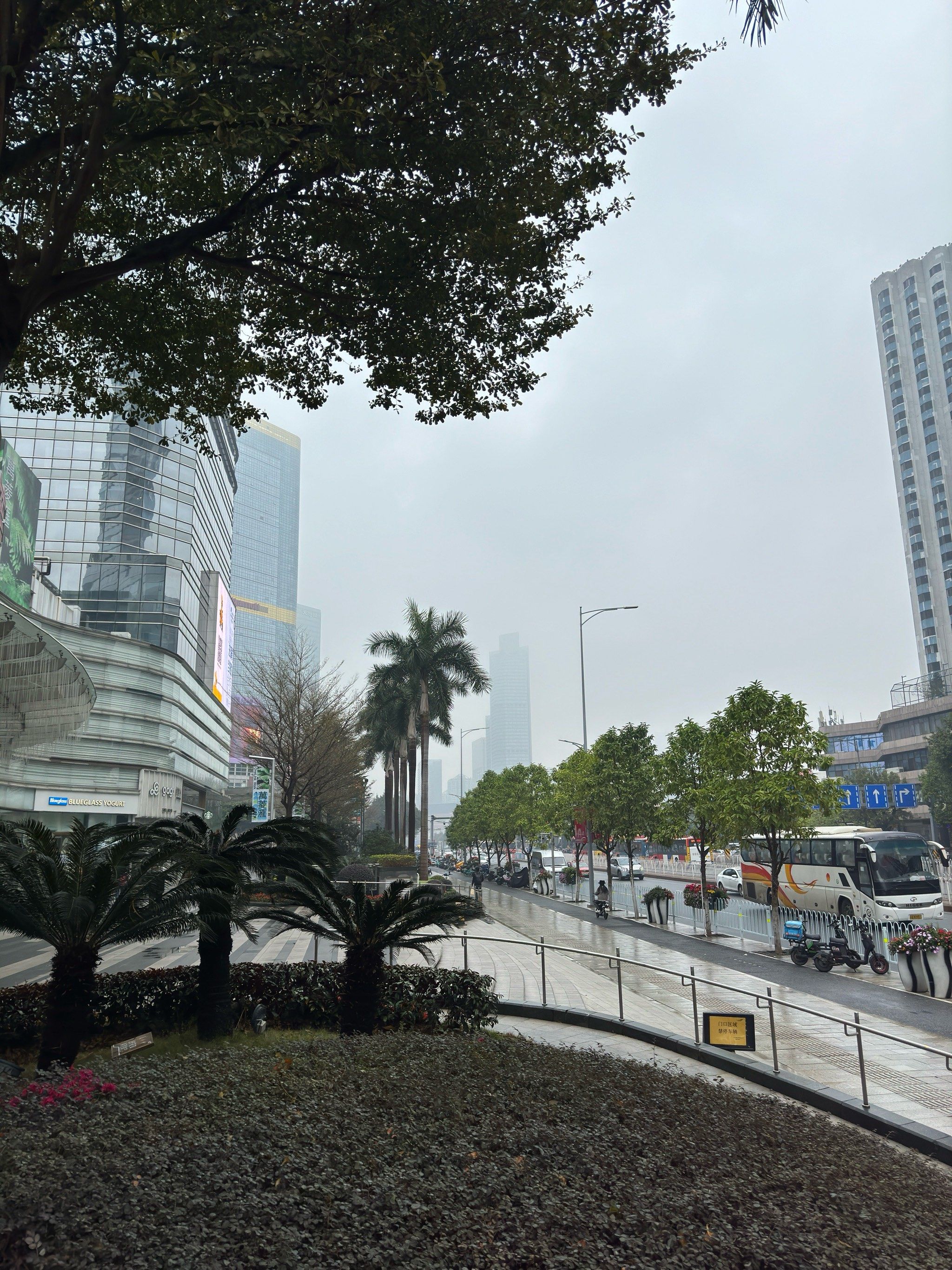 体育西路的早晨,安安静静的日常,广州的天气真是越来越不好.