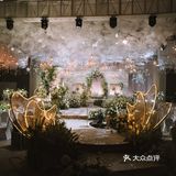 舞台的吊顶用了鱼片纱，与森系婚礼吻合