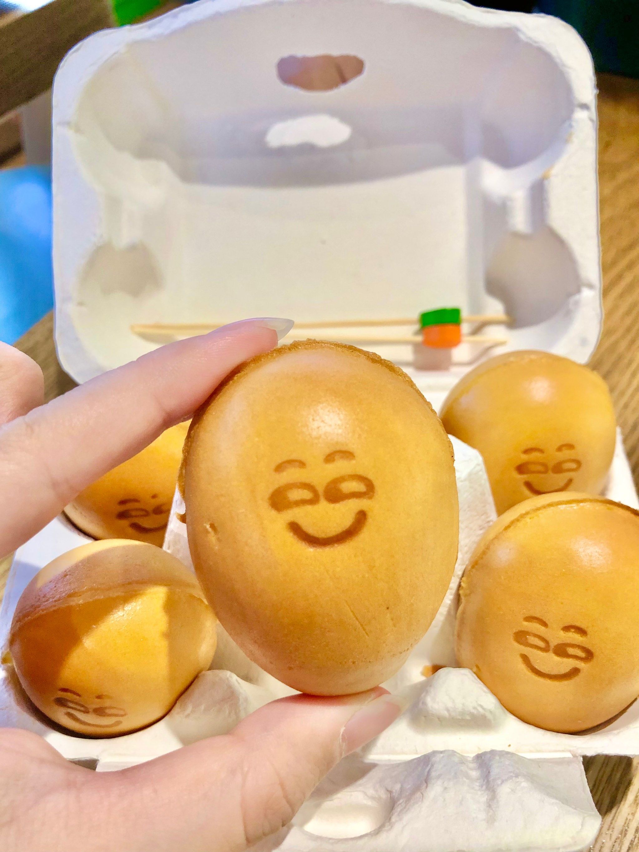 可可爱爱的笑脸鸡蛋仔放在鸡蛋盒子里真的很有创意,现在大众点评团购