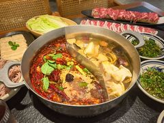 跑山鸡野菌锅拼酸辣锅底-滇牛云南火锅(桂林路店)