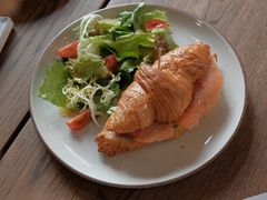 牛油果烟熏三文鱼牛角包-LIN COFFEE CO(龙珠达店)