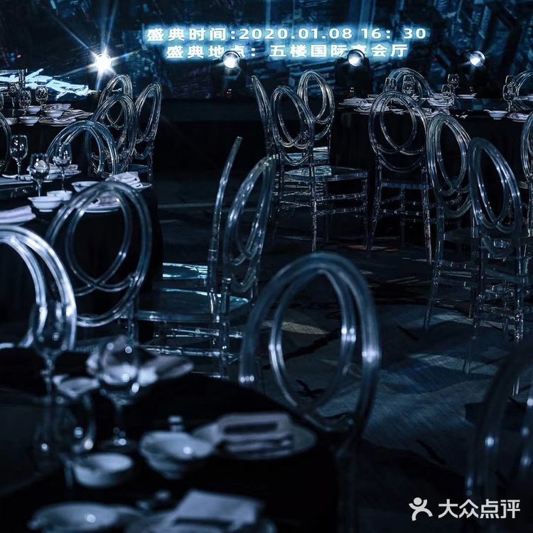 暗色系宇宙星辰主题年会布置 重在营造氛围感