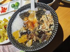 -洪氏嗨捞·广东猪肚鸡·椰子鸡火锅(西咸万象城店)