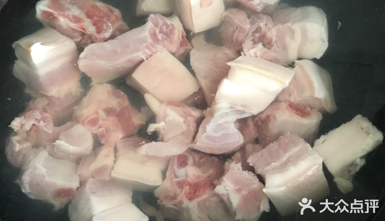 一起丢锅里烧了，肉和排骨先洗净加料酒焯水，撇去浮沫