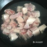 一起丢锅里烧了，肉和排骨先洗净加料酒焯水，撇去浮沫