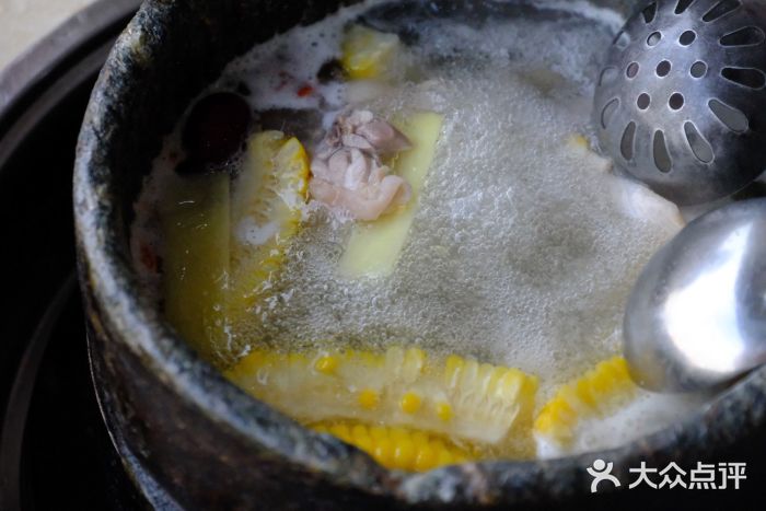 墨脱石锅椰子鸡•糟粕醋•东山羊(大东海店)墨脱石锅椰子鸡图片