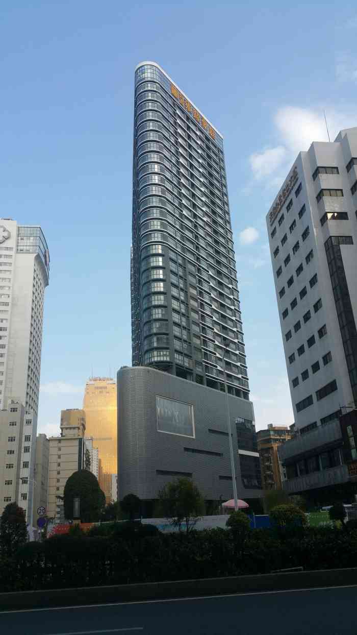 向西雍睦豪庭-"与罗湖区应该是一个比较成熟的小区吧,看样.