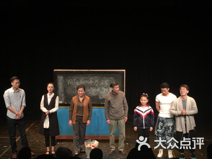 演员谢幕,右一是松天硕导演,右二山村教师演得可好了