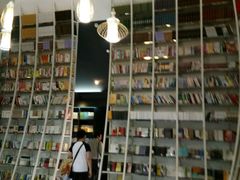 -钟书阁(松江泰晤士小镇店)