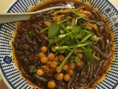 大勺肉酱酸辣粉-遇见小面(凯德广场店)