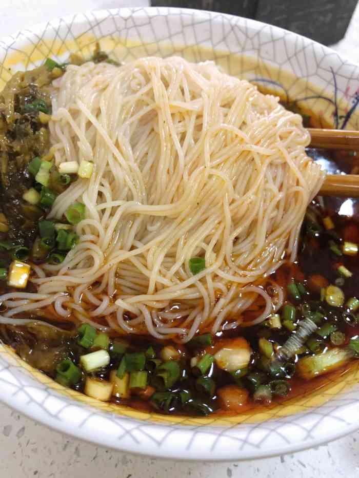 早晨专门驱车到安县来嗦鲜米粉,实际到了也快中午了,就早午饭一起吃