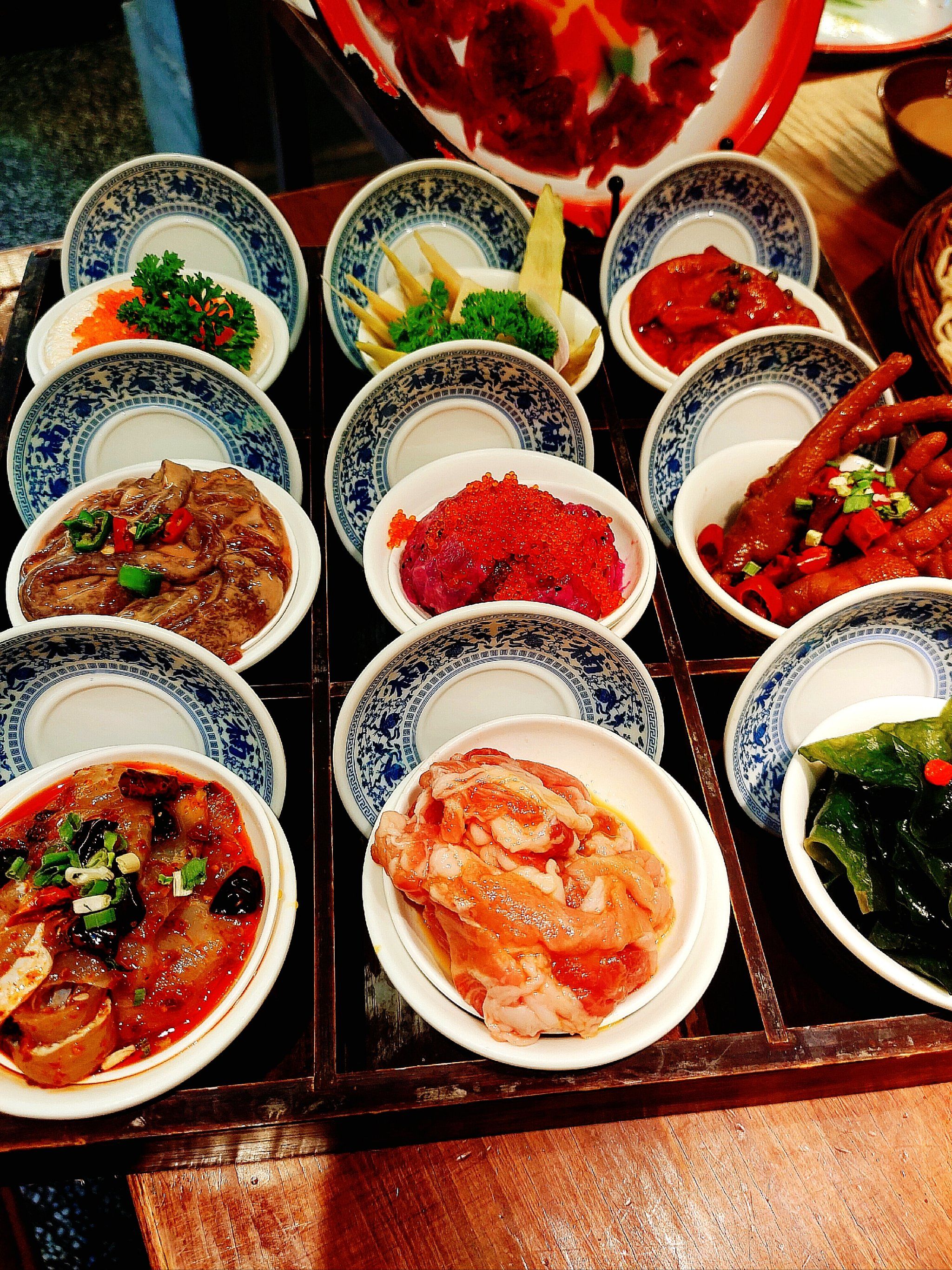 「九宫格特色菜拼盘」「番茄鸳鸯锅」「谷饲