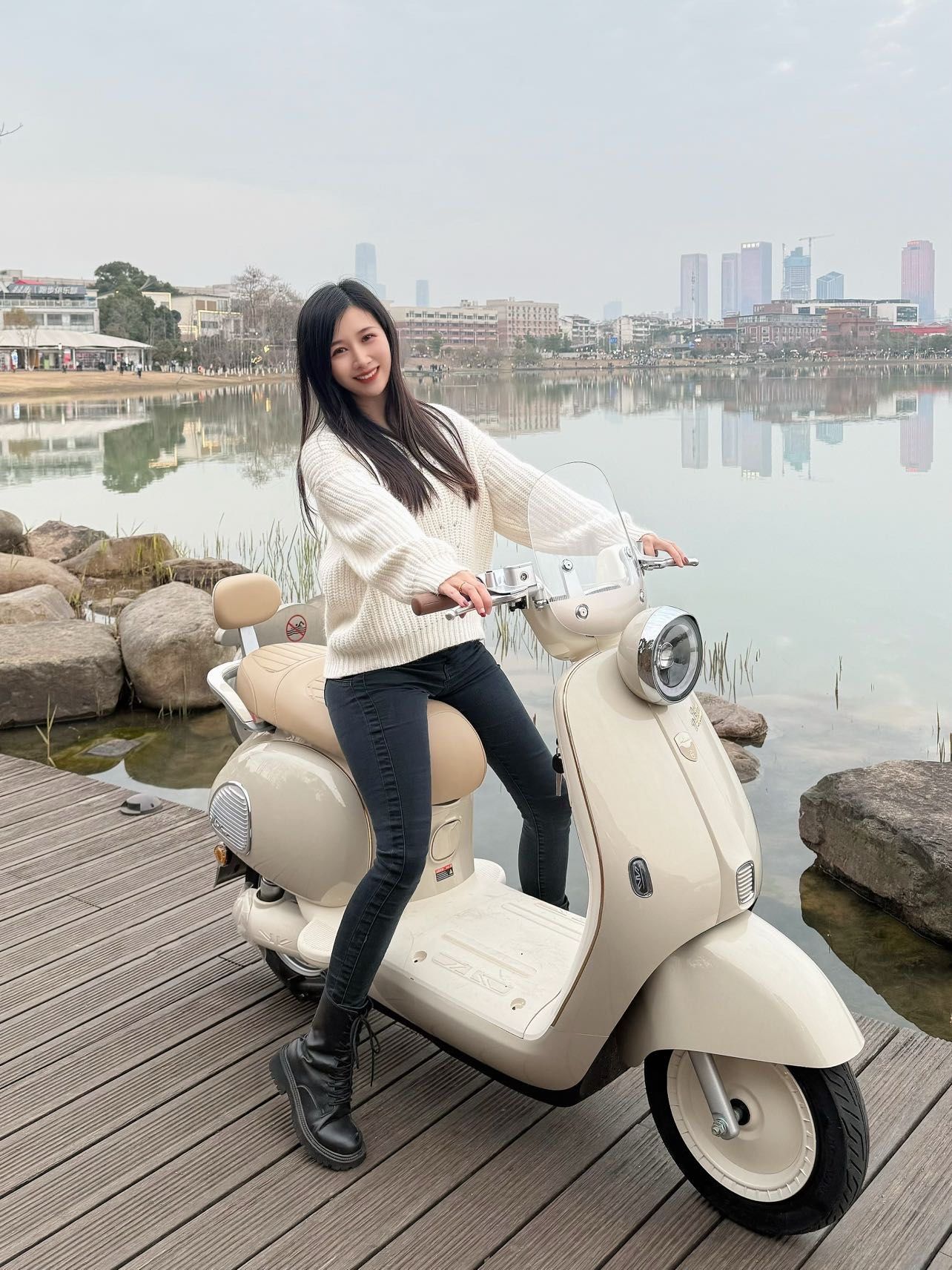 地铁太挤,公交太慢,打车又太贵,直到我遇到了雅迪摩登光芒,它彻底改变