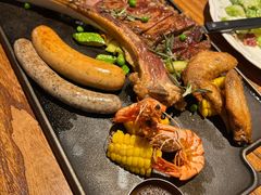 长柄战斧牛排海陆拼盘-1886德国汽车餐厅(外滩中央店)