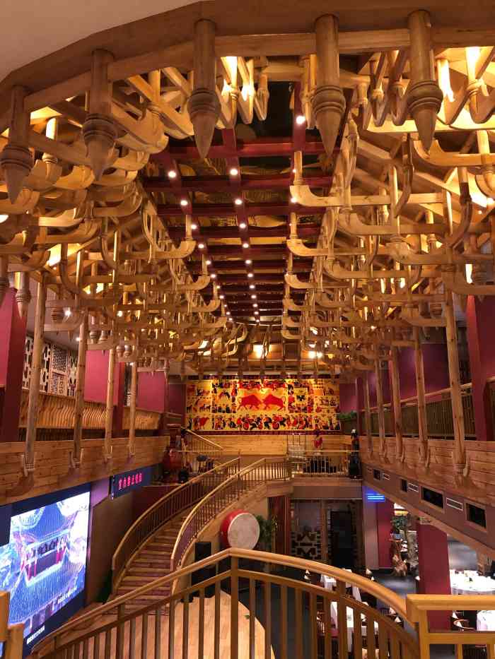 周五晚上的三里屯,到处都是人,路过阿斯牛牛,看到写