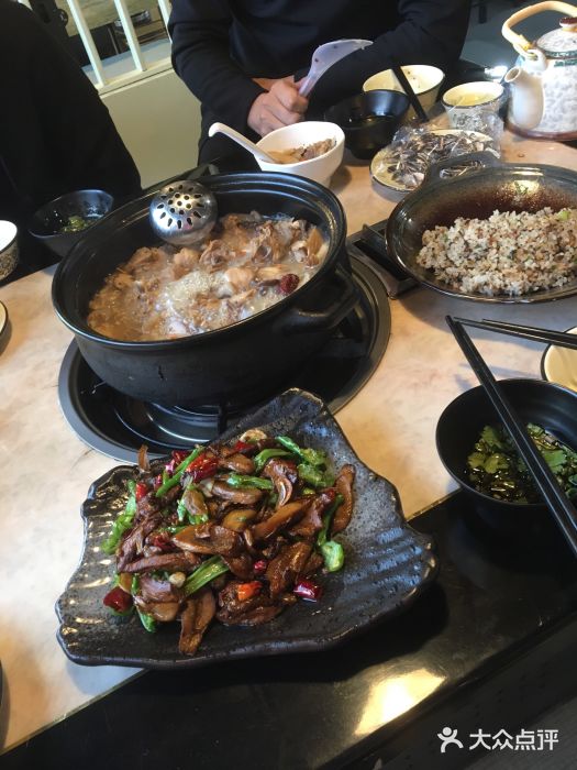 蘑统田下·野生菌火锅图片