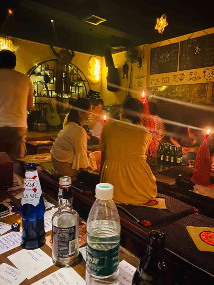 那是丽江火塘酒吧-"地方还是挺好找的,顺城巷,南门里一直往里.