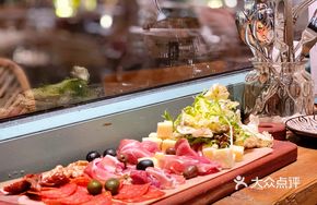Cold-Cut Italian Ham and Cheese Platter