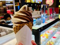 混合口味甜筒冰淇淋-布歌东京(万象天地店)