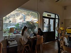 靠窗位-彳亍咖啡·这里(水湾路店)
