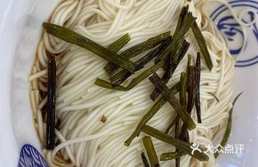 Celery and Enoki Mushroom Cold Noodles