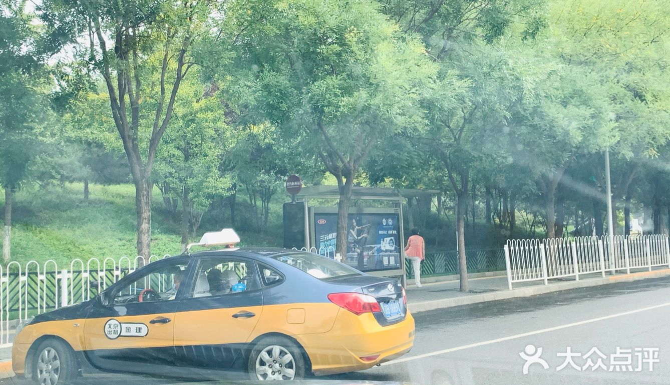 此时出租车一个左转掉头、退、进开着走了，拍到这张照片