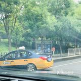 此时出租车一个左转掉头、退、进开着走了，拍到这张照片