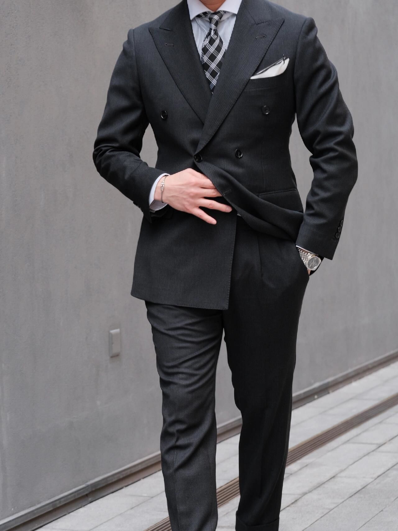 经典不过时的灰色双排扣西装